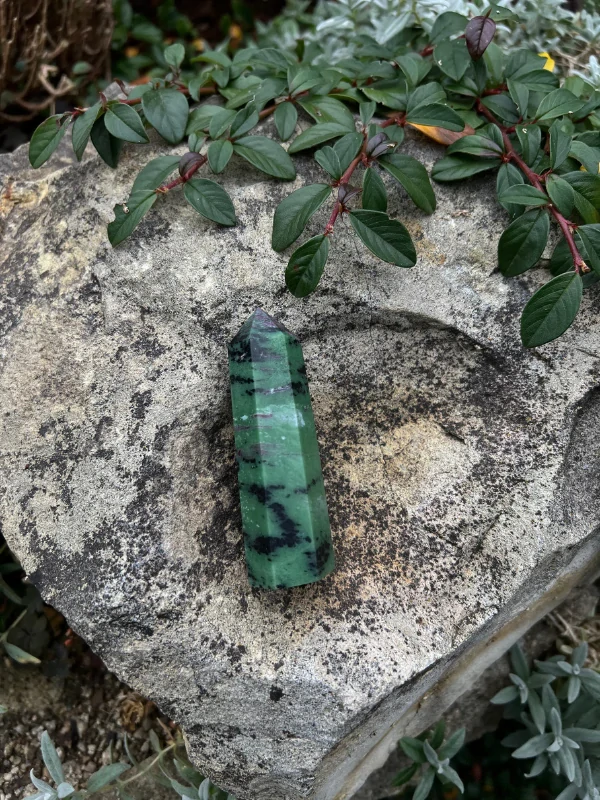 Rubín v zoisitu OBELISK konkréní kus